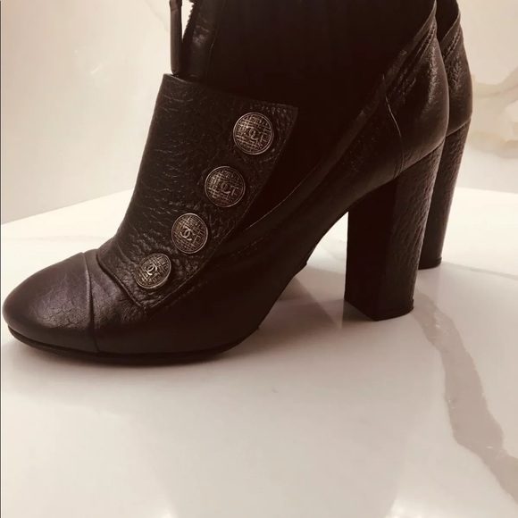 Chanel Pebbled Leather Ribbed Knit 'CC' Boots 39.5 - Picture 2 of 11